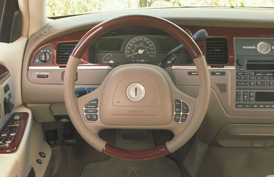  Lincoln Town Car 2003 года  (фото 50 из 68)
